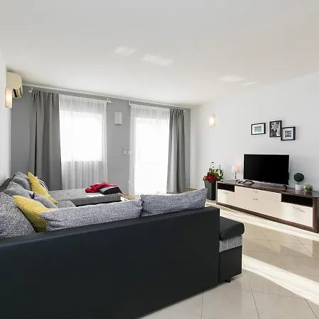 Apartment Tessa *